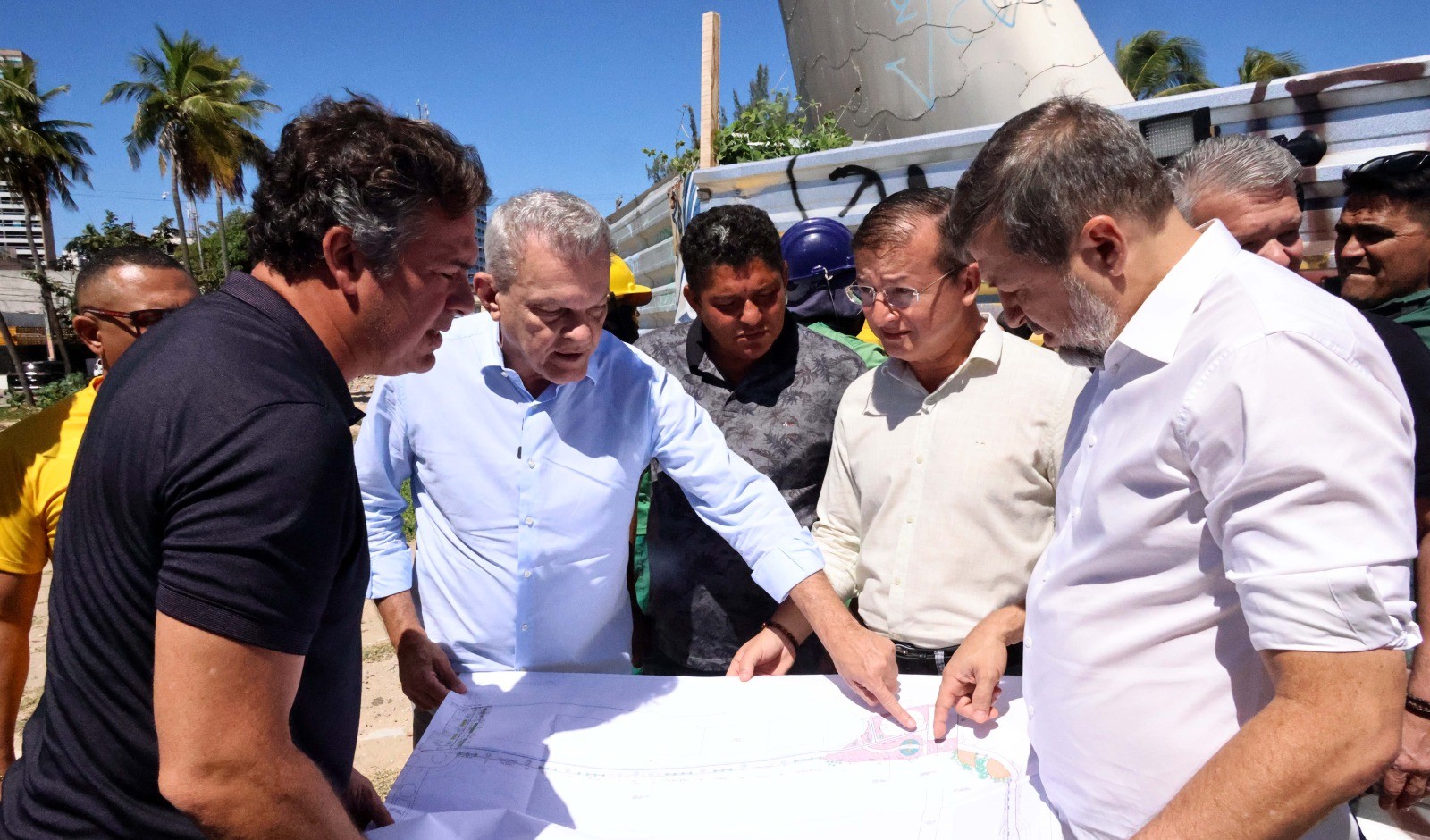 Sarto olha planta da obra da Praia de Iracema